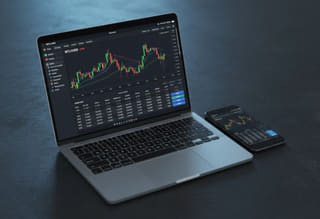 Veja o histórico de negociações e a atividade da conta — monitore tudo o que acontece